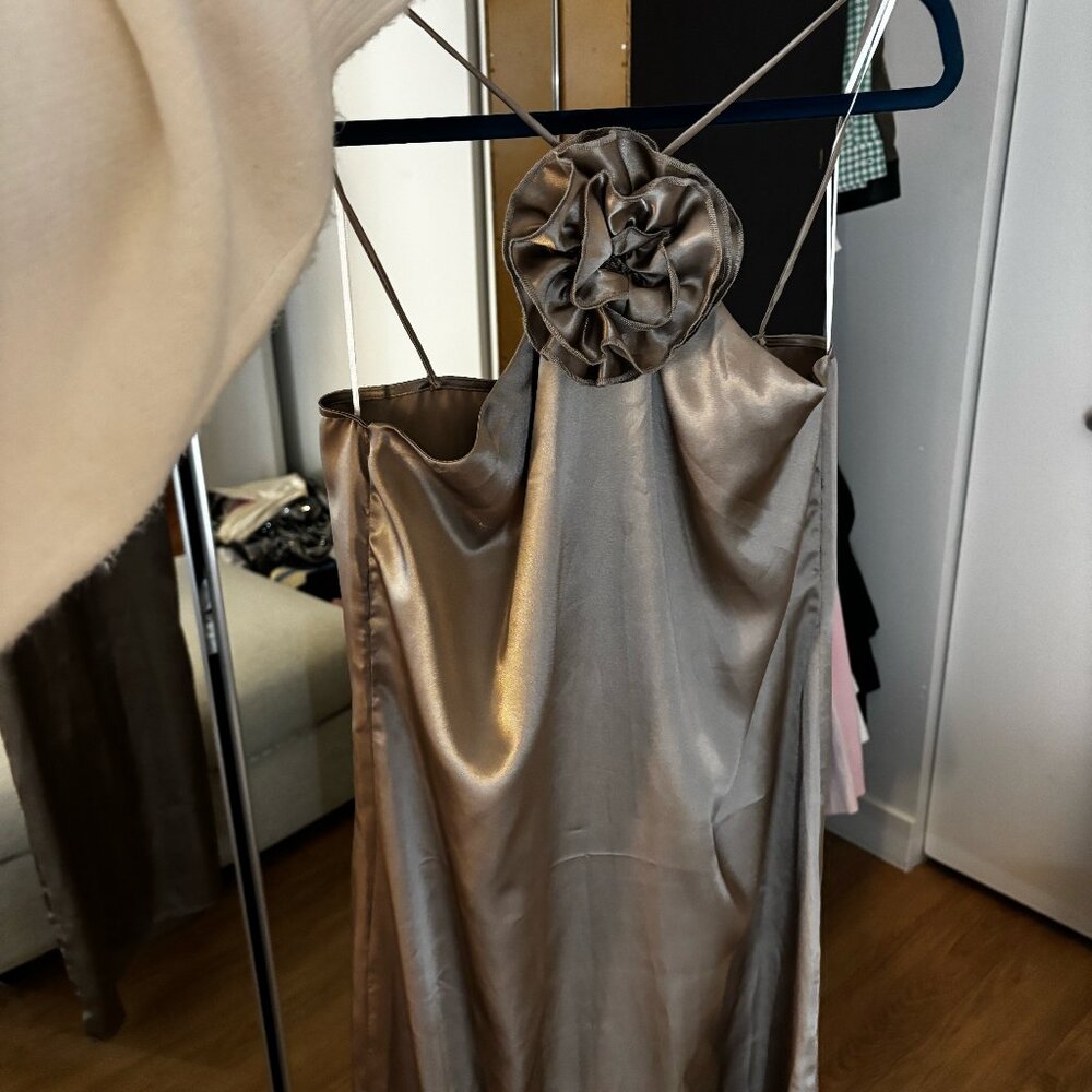 Robe satin bronze